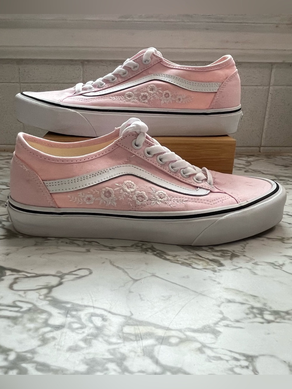 Vans Old Skool Floral Embroidery sneakers Mens 8 Women’s 9.5
